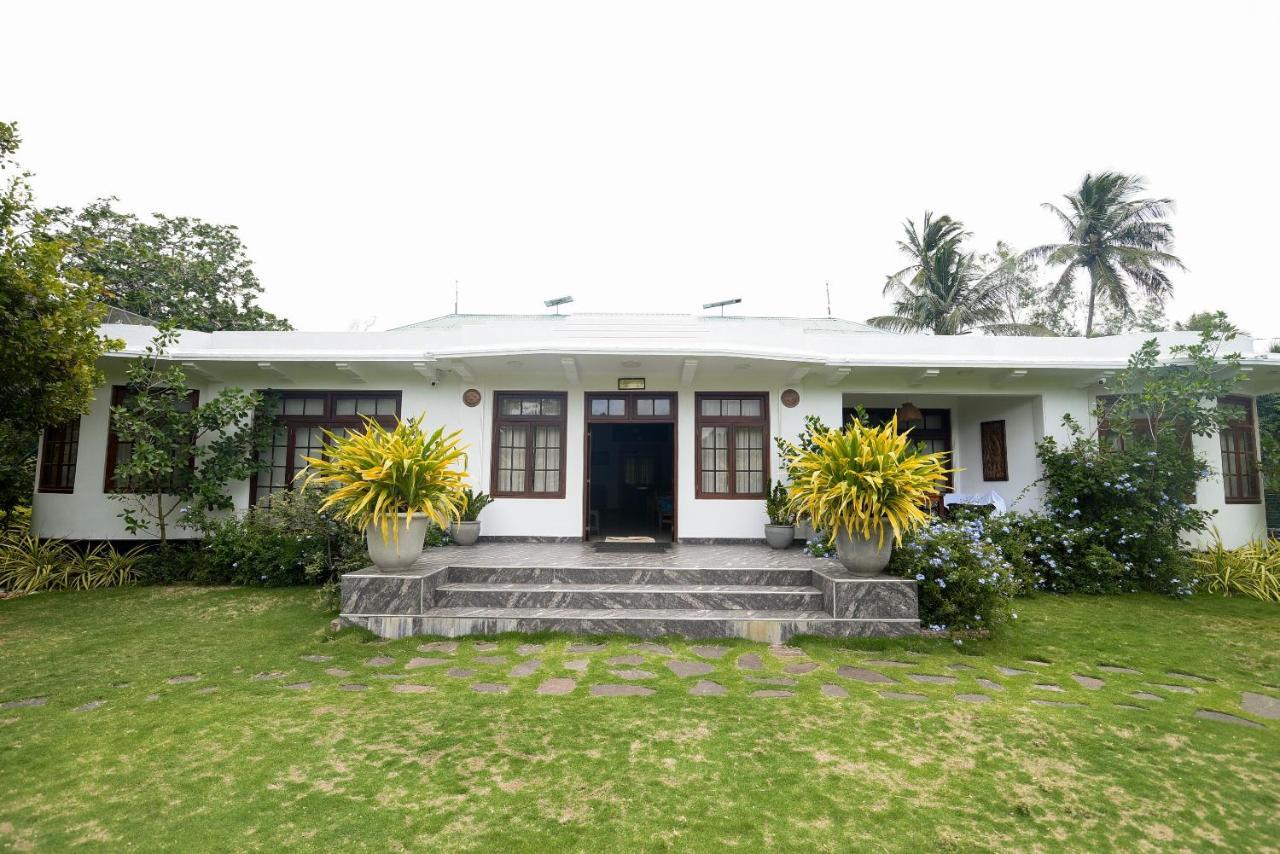 Man Mountain Villa Matale Exterior photo